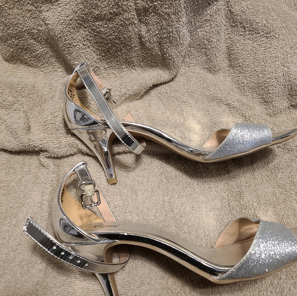 Heels - Picture 3 of 3